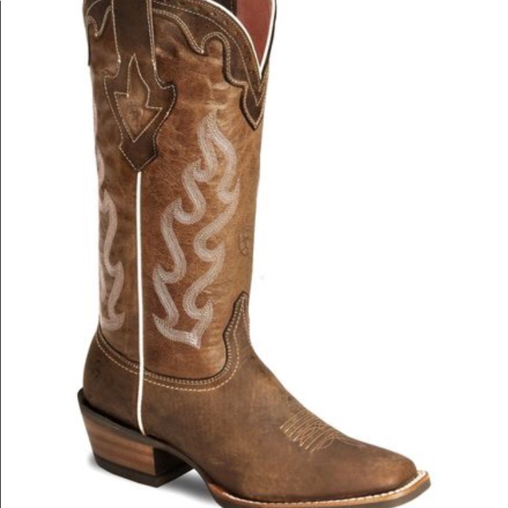 Boot barn Ariat cowboy boots size 8. Wore once!